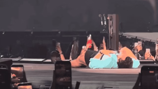Harry Styles preocupó a sus fans con una caída en Wembley