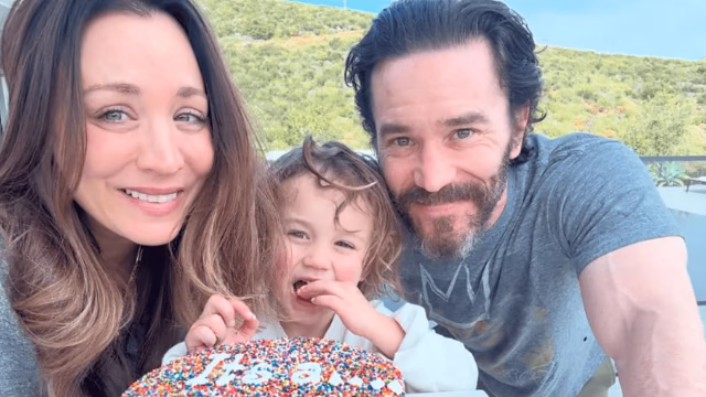 Kaley Cuoco espera su segunda hija junto a Tom Pelphrey
