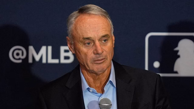 MLB schlägt eine Gehaltsobergrenze vor, die den Kampf mit der Gewerkschaft wiederbelebt