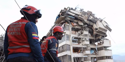 Rescuers improvise due to lack of equipment in La Guaira