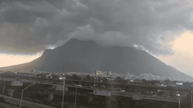 Bei einem Sturm in Monterrey kommt eine Frau durch ein herabfallendes Schild ums Leben