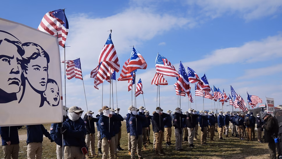 So viel „patriotischer Stolz“, der das Gesicht verbirgt: die maskierten Rassisten, die in Washington marschierten