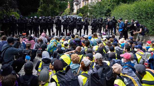AfD ratifica seus líderes em meio a protestos em massa