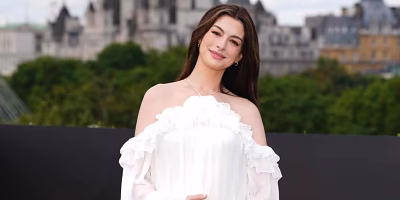 Anne Hathaway luce su embarazo en el estreno de ‘La Odisea’