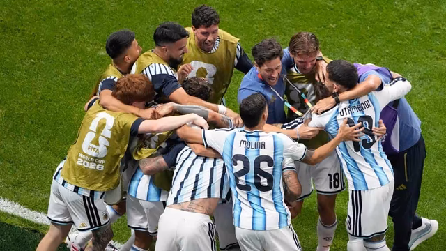 Argentinien kommt gegen Ägypten zurück und erreicht das Viertelfinale