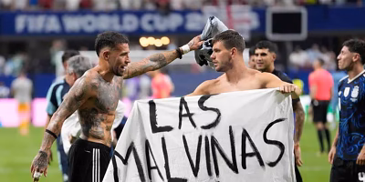 Argentinos exibem a bandeira das Malvinas após vitória na Copa do Mundo