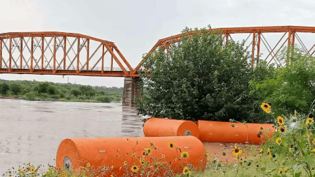 Boias do Texas quebram e fecham pontes fronteiriças