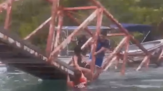Pedestrian bridge collapses on Manzanillo beach; two injured