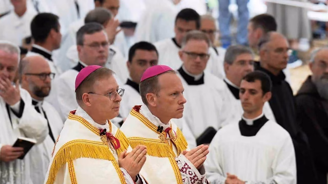 Bischöfe werden ohne Zustimmung des Papstes geweiht und müssen mit der Exkommunikation rechnen