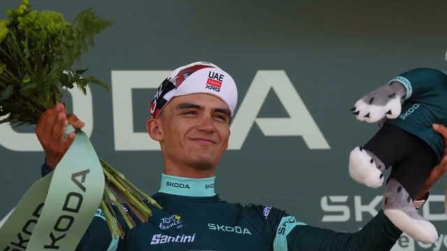 Del Toro gana etapa del Tour tras gesto de Pogacar