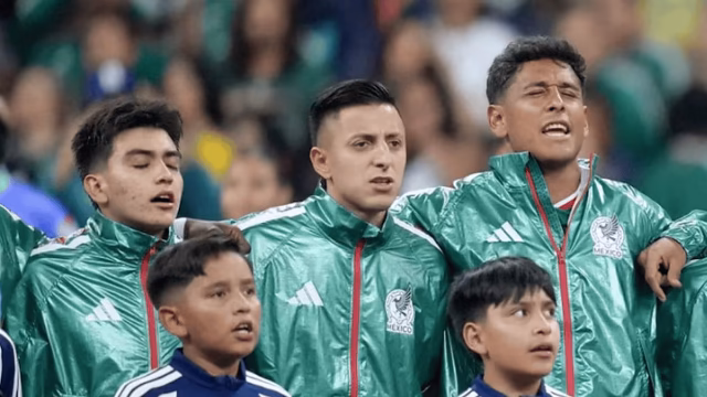 Gilberto Mora and the protocol boy who surpassed him in height