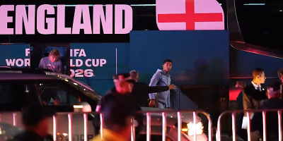 Inglaterra llega a la CDMX entre abucheos y marimba