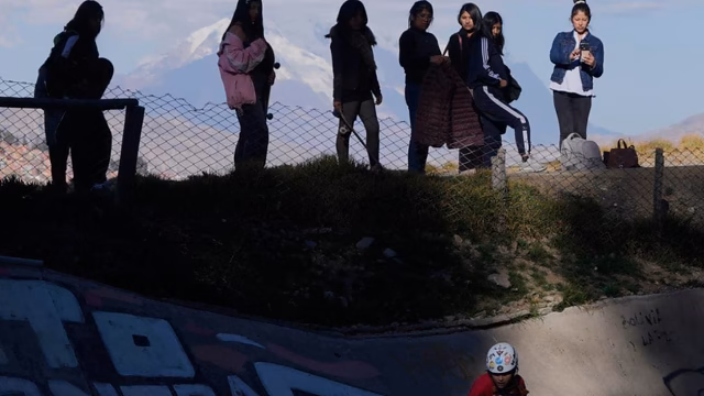 Der Rock fliegt im Skatepark in La Paz