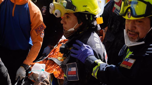 Rescatan a hombre tras ocho días bajo escombros en Venezuela