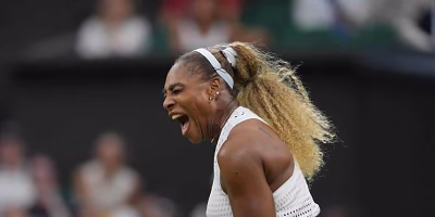 Serena Williams se resiente de la rodilla en Wimbledon pero planea jugar dobles