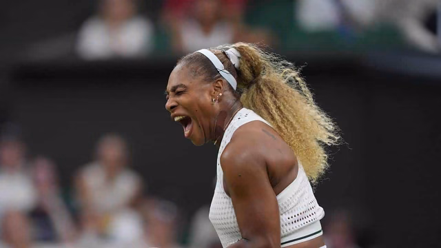 Serena Williams se resiente de la rodilla en Wimbledon pero planea jugar dobles