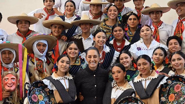 Sheinbaum delivers scholarships to students in Pátzcuaro, Michoacán