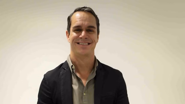 Tony Dalton kehrt mit „Untouchable Friends“ ins Theater zurück