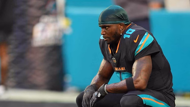 Tyreek Hill aún sin fuerza en la pierna a 10 meses de lesión