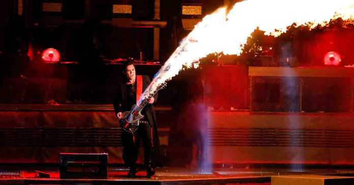 Sorprende En El Zocalo Guitarrista De Rammstein