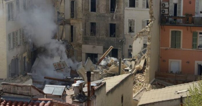 Recuperan Seis Cuerpos Del Edificio Derrumbado En Francia 696x365 1