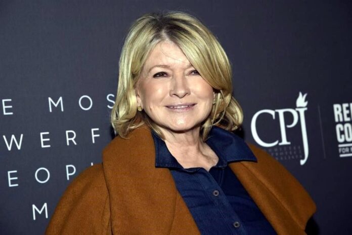 Posa Martha Stewart En Traje De Bano Para Revista Deportiva 696x464 1