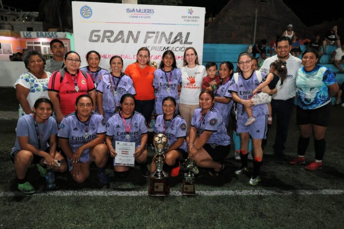 Premian A Ganadoras De La Liga De Futbol 7 Femenil De Isla Mujeres 696x464 1