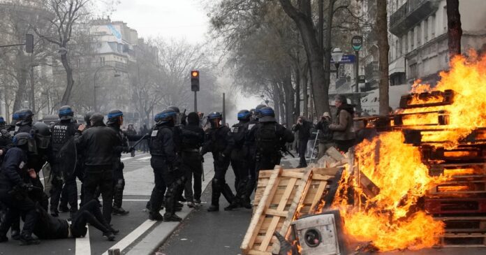 Cerca De 77 Detenidos Por Las Protestas En Francia 696x365 1