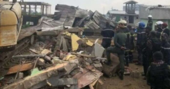 Mueren Cinco Tras Derrumbe De Un Edificio En Camerun 696x365 1