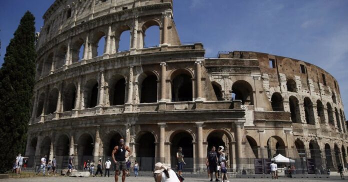 Pide Perdon Turista Que Escribio En Paredes Del Coliseo 696x365 1