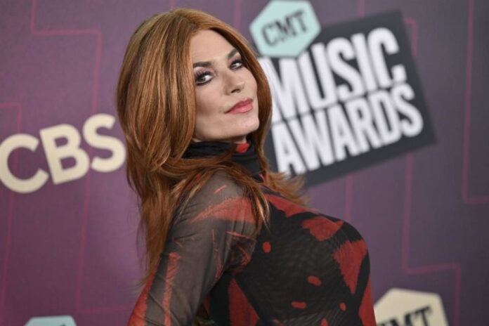 Se Cae Shania Twain En Pleno Escenario 696x464 1