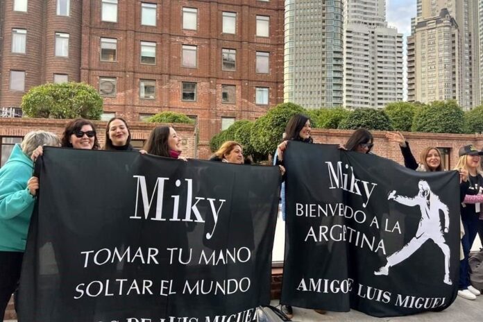 Fans Le Cantan Con Mariachi A Luismi Afuera De Su Hotel 696x464 1