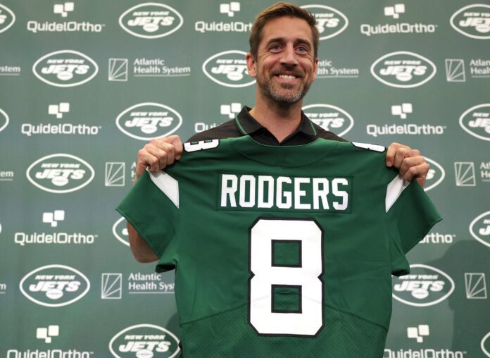 Reduce Aaron Rodgers Su Salario Por Los Jets 696x508 1