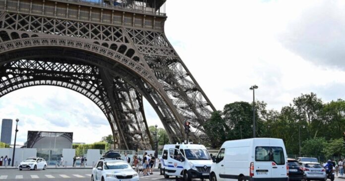 Evacuan La Torre Eiffel Por Amenaza De Bomba 696x365 1