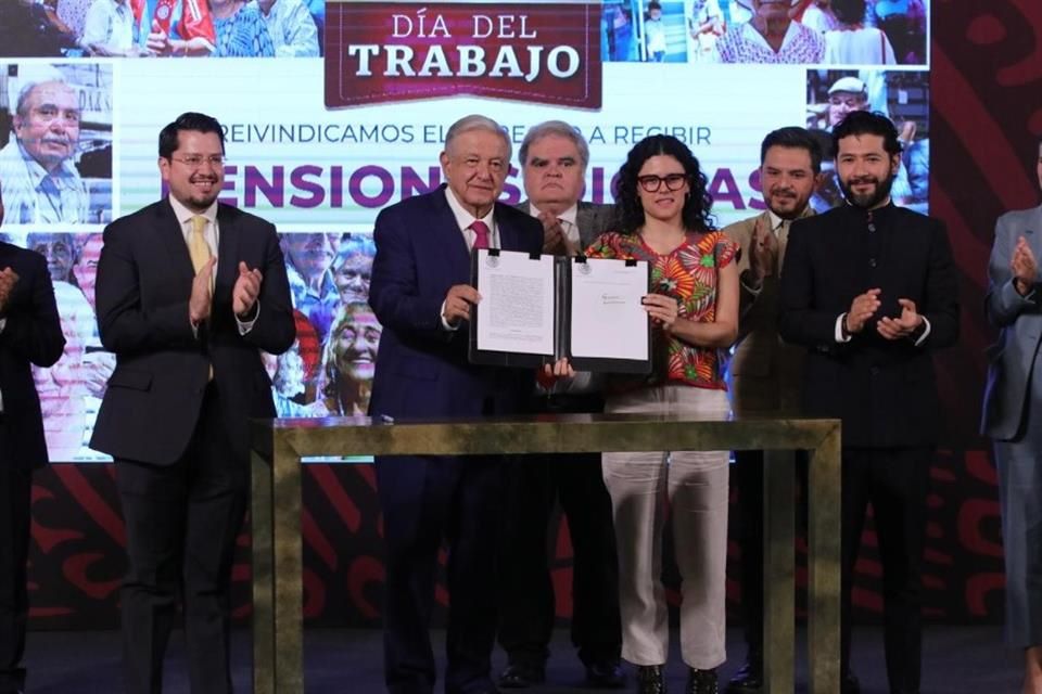 Firma Amlo Decreto Historico Del Fondo De Pensiones