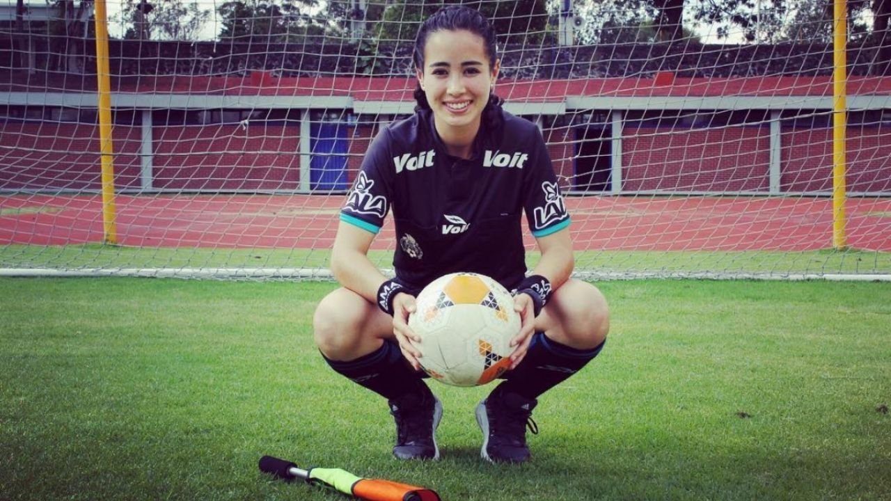 Katia Itzel García hace historia como la primera árbitra mexicana en la Copa Oro