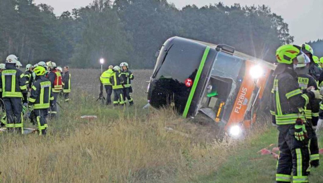 Autobús Flixbus volcó en Alemania dejando más de 20 heridos