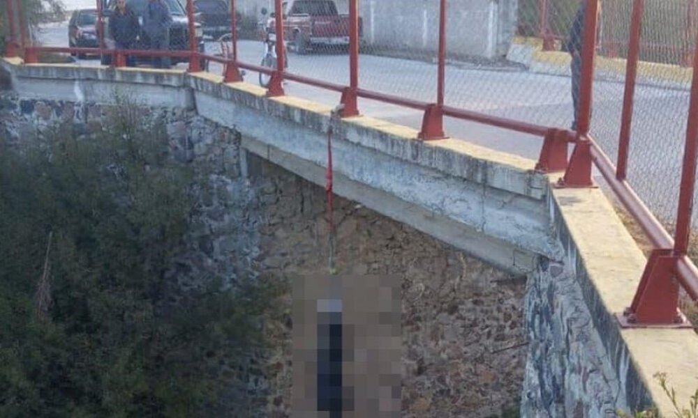 Hallan cuerpo colgado de puente con mensaje para cártel en Morelos