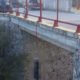 Hallan cuerpo colgado de puente con mensaje para cártel en Morelos