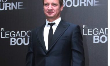 Disfruta En Familia Jeremy Renner 696x549 1