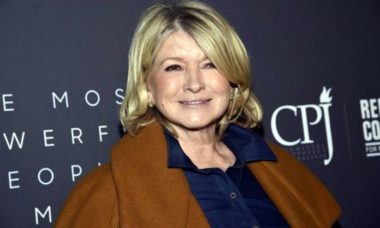 Posa Martha Stewart En Traje De Bano Para Revista Deportiva 696x464 1