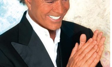 Prepara Julio Iglesias Sus Memorias Niega Rumores De Salud 696x1029 1