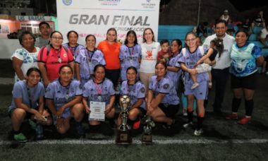 Premian A Ganadoras De La Liga De Futbol 7 Femenil De Isla Mujeres 696x464 1