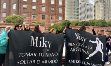 Fans Le Cantan Con Mariachi A Luismi Afuera De Su Hotel 696x464 1