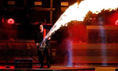 Sorprende En El Zocalo Guitarrista De Rammstein