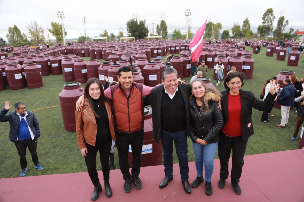 Benefician Gobernador David Monreal Y Alcalde Julio Cesar Chavez A 1 Mil Familias Guadalupenses Con Depositos De Agua Potable 5